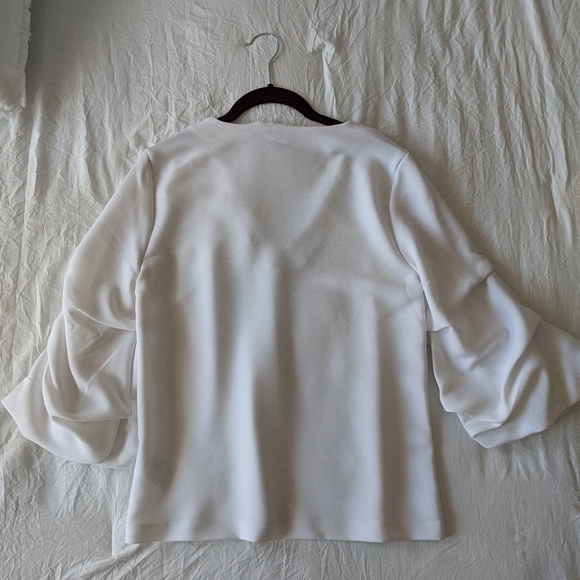 Gorgeous white blouse w/ balloon sleeves - Picture 5 of 5